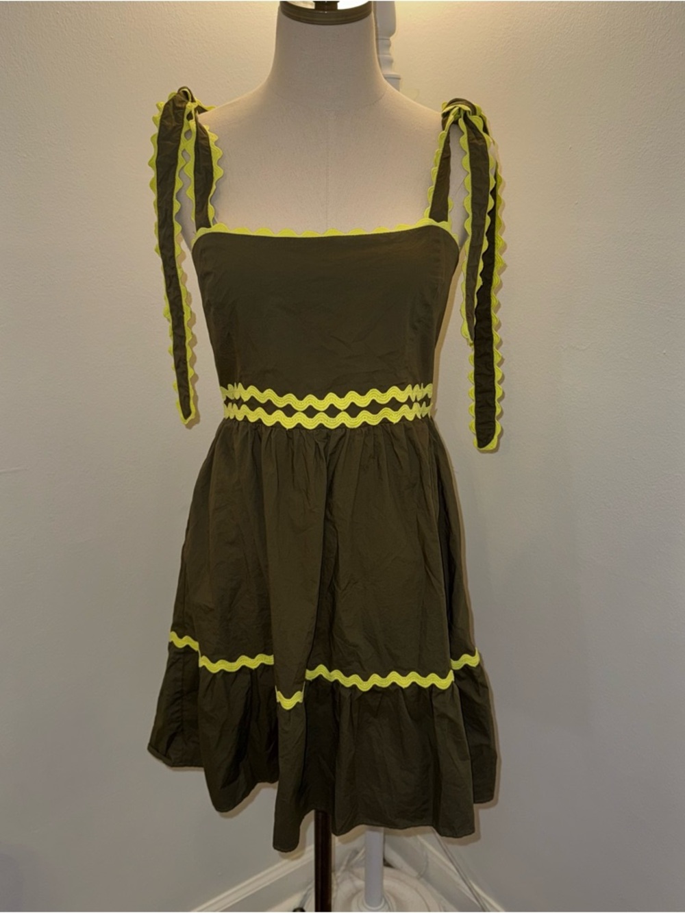 Stellah Women’s Small Olive Green Ric Rac Lime Green Tiered Mini Dress NEW